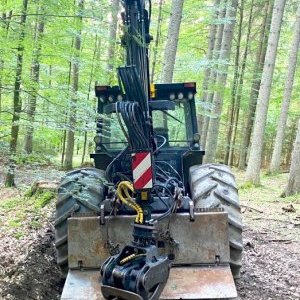 foto лес трактор 135HP кран лебедка трейлер